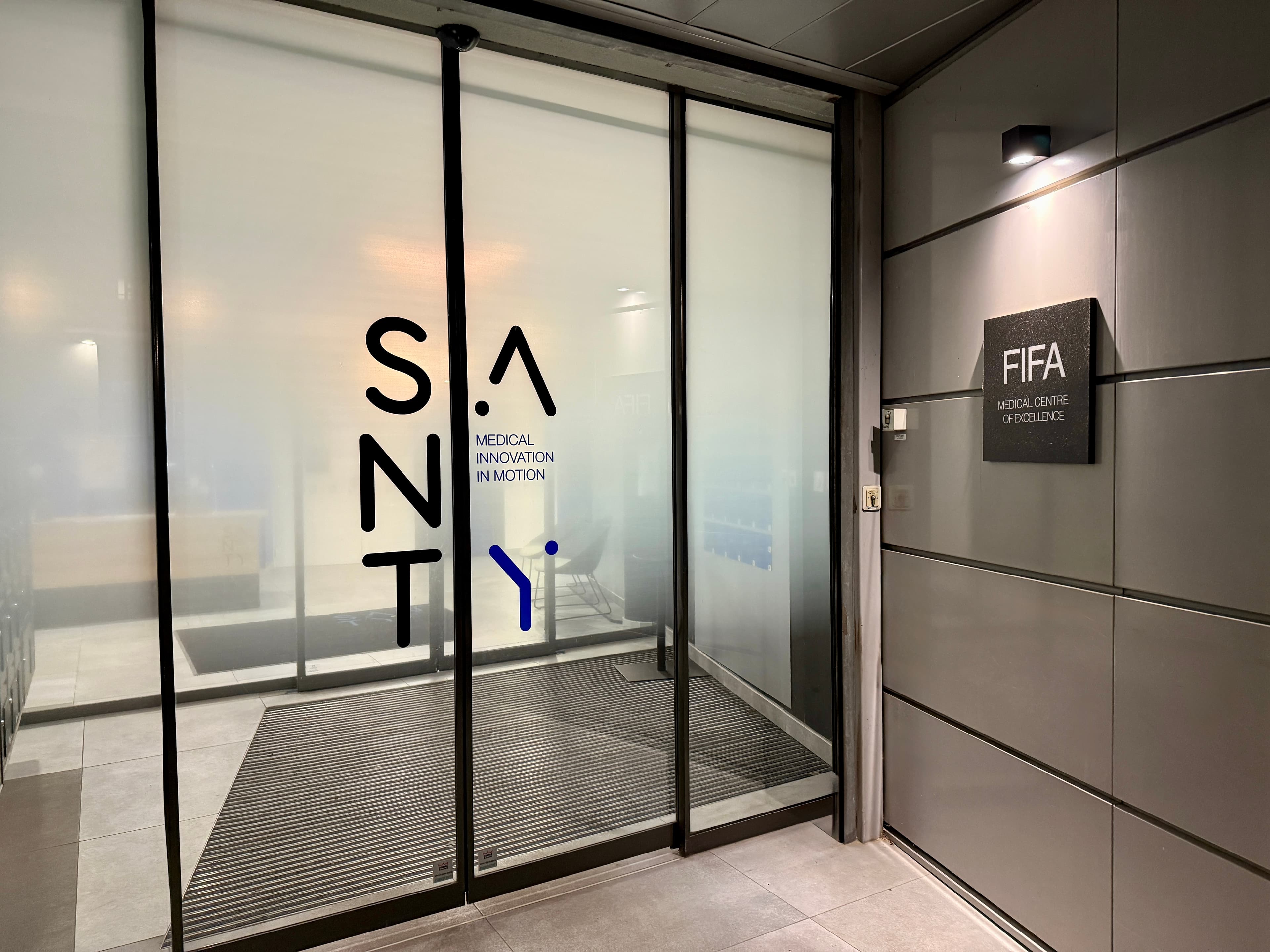 Centre Orthopédique Santy — Entrée du bâtiment